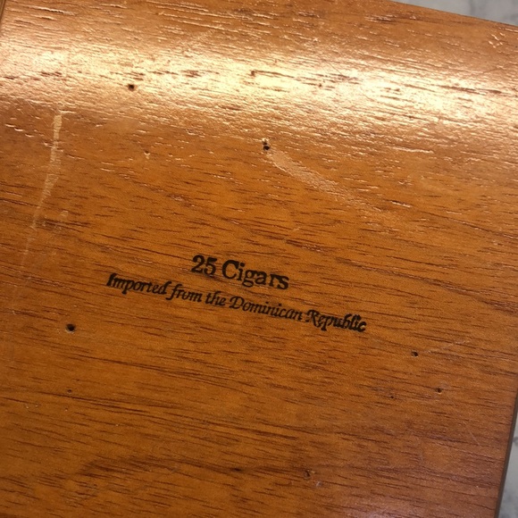 Aston Cigar Box - Picture 7 of 14